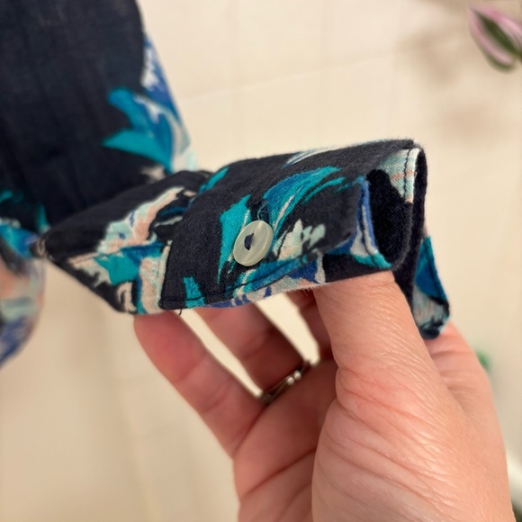 Carve Designs Floral Cotton Popover Gauze V-Neck Long Sleeve with Roll Tab XS - Picture 7 of 10